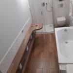 łazienka biało drewnopodobna